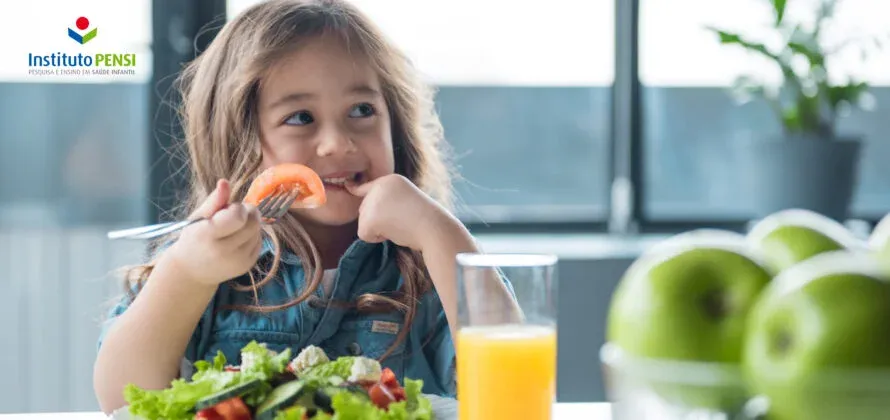 Comer bem: um hábito que precisa surgir ainda na infância